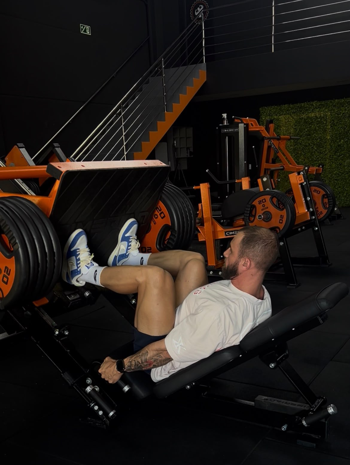 Cleiton Reche durante treino no leg press